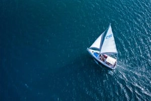 Voilier Dénébola en navigation au large des îlets du Robert en Martinique