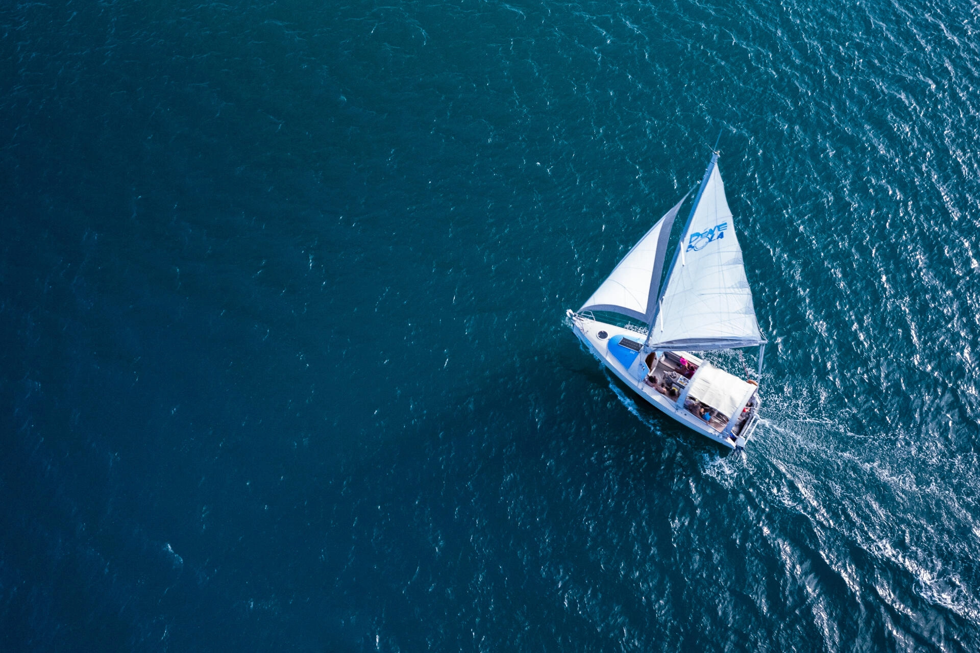 Voilier Dénébola en navigation au large des îlets du Robert en Martinique