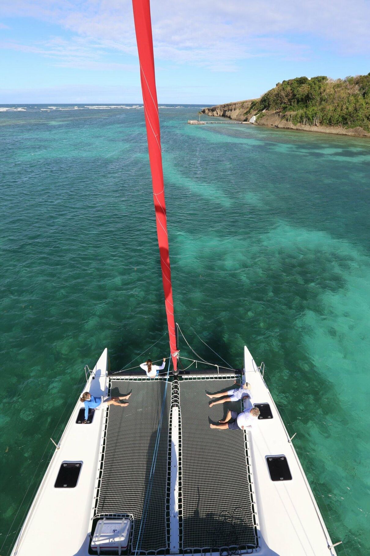 Catamaran naviguant dans les îlets du Robert en Martinique