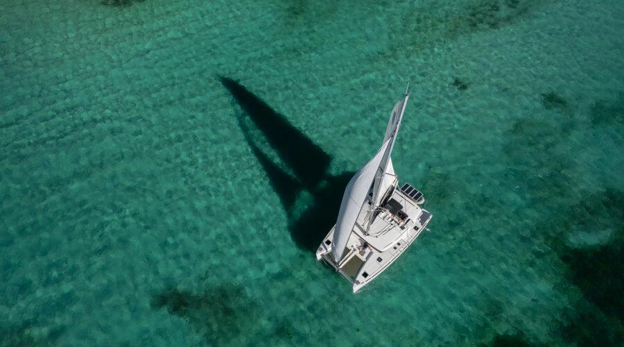 Catamaran dans les fonds blancs : Les croisières à la voile depuis la Martinique