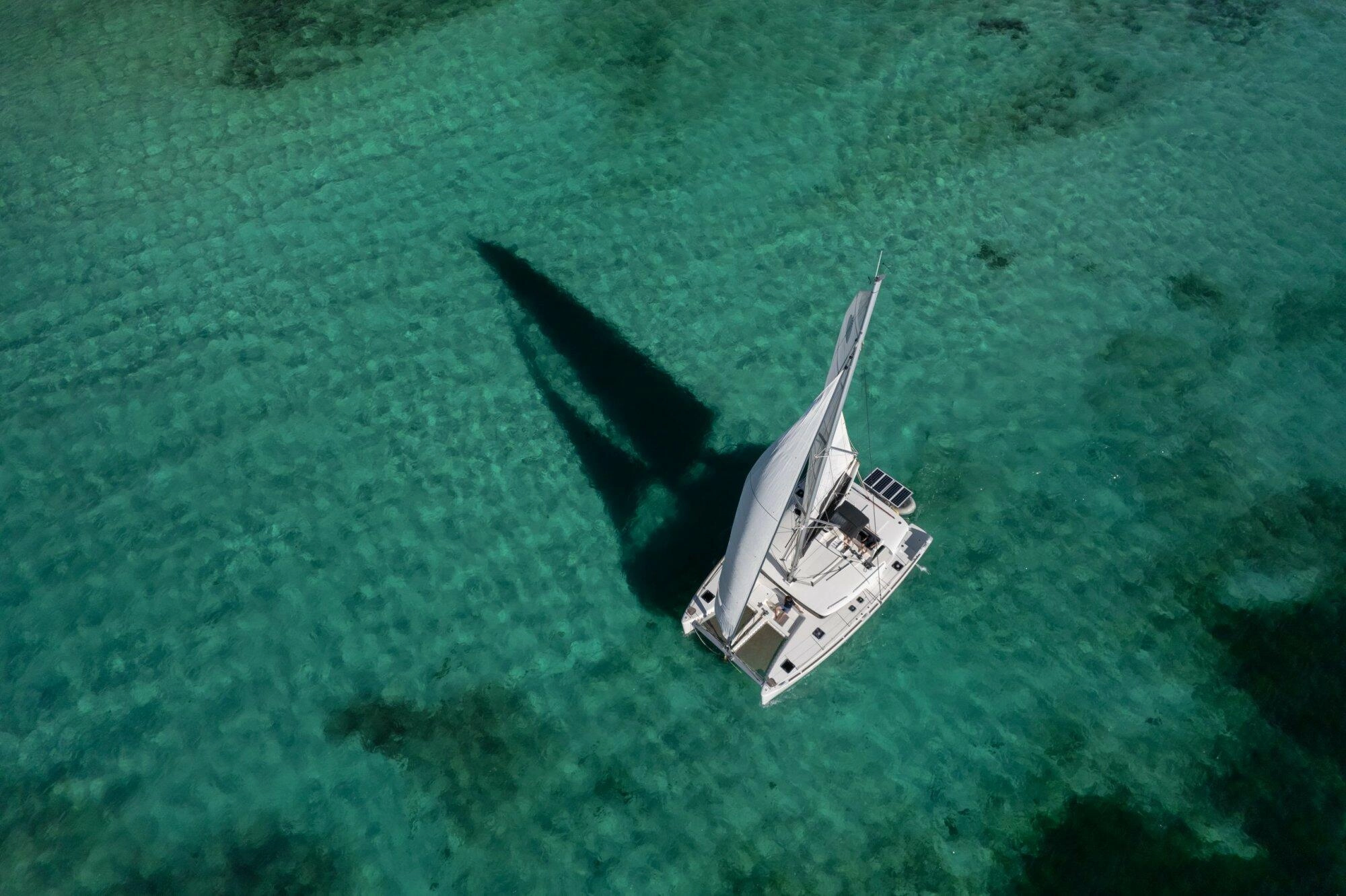 Catamaran dans les fonds blancs : Les croisières à la voile depuis la Martinique