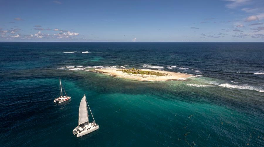 Catamarans au large d'un îlet en Martinique