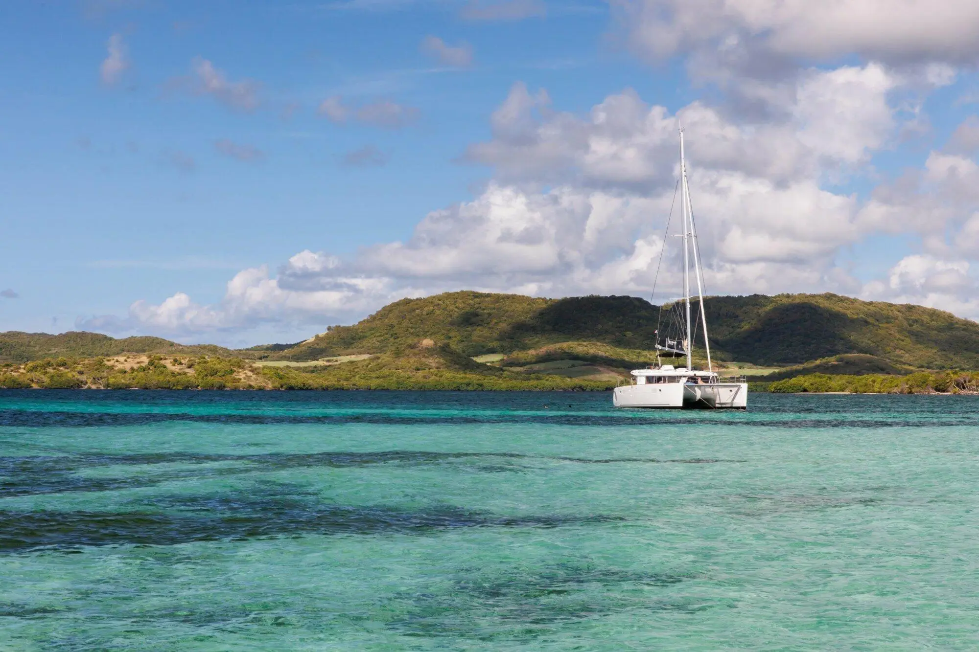 Location de bateau au départ de la Martinique, catamaran au large des îlets