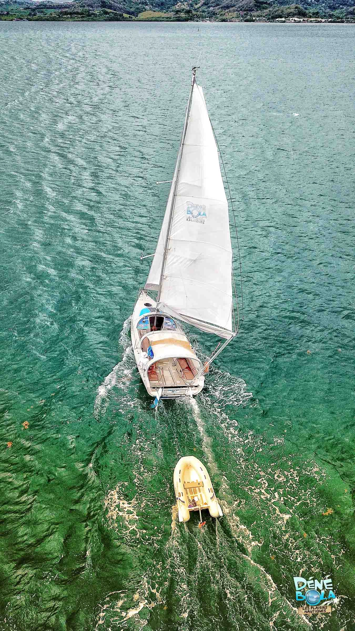 Le voilier Dénébola naviguant dans les îlets du Robert en Martinique