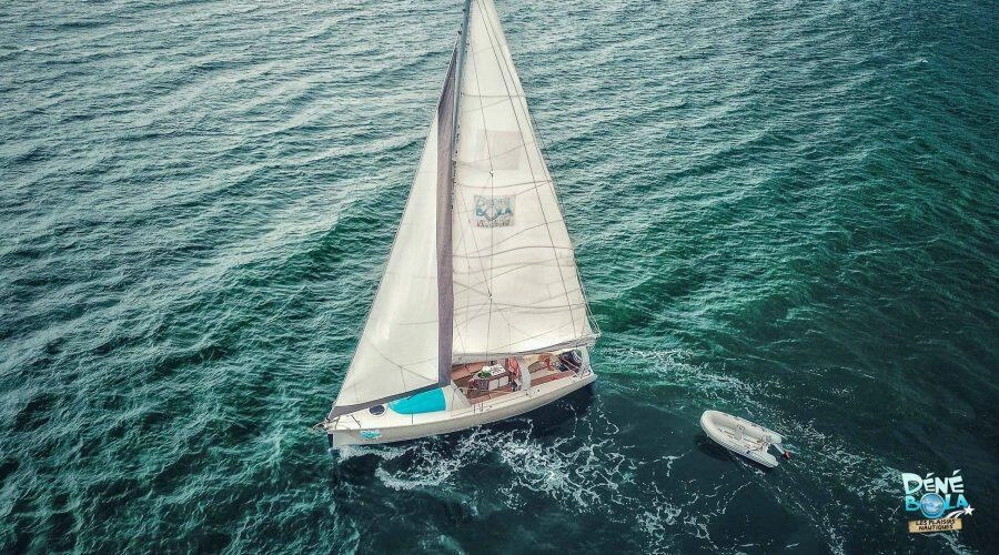 Le voilier Dénébola aux îlets du Robert