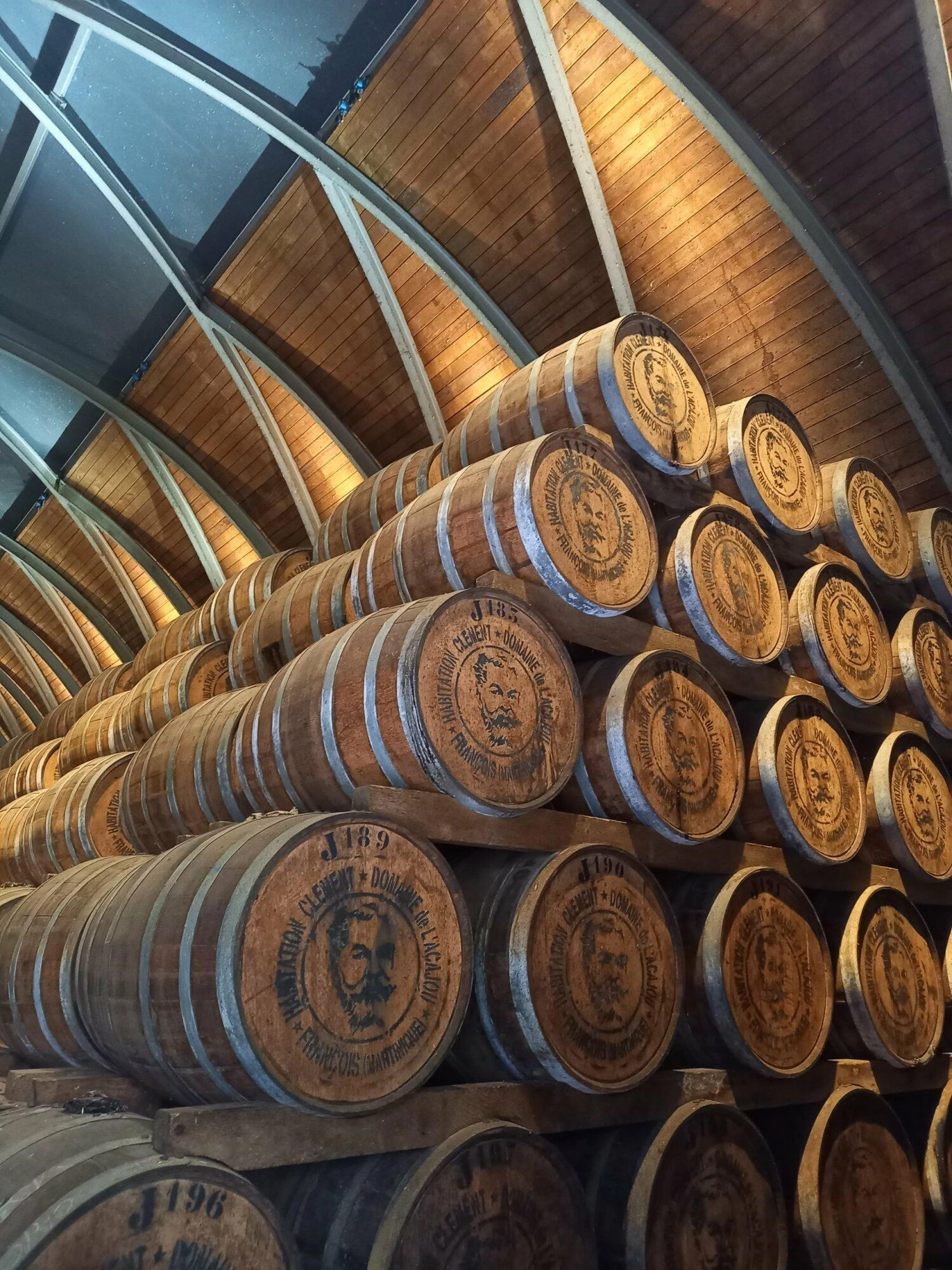 Futs de rhum de l'habitation Clément en Martinique